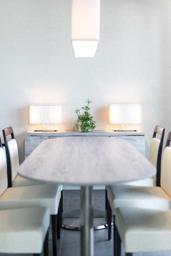 Oakwood Suites Yokohama Yokohama  Exterior foto A table with a tablecloth
